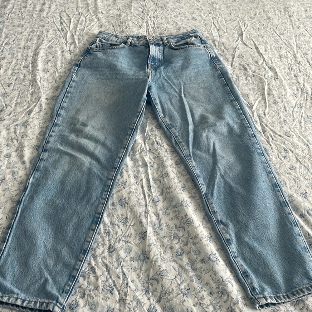 Zara mom jeans light blue
Size 6